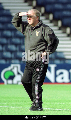 Craig Brown, responsable écossais, garde un œil sur l'équipe lors de l'entraînement au stade Hampden de Glasgow avant le match de l'Euro-2000 en double tête contre la Bosnie et l'Estonie. Banque D'Images