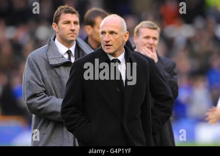 Dave Watson dirige les anciens coéquipiers de Gary Speed Avant le match, hommage au dernier joueur d'Everton Banque D'Images