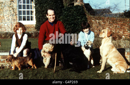 Une photo de fichier de bibliothèque tirée de l'album de la famille Ferguson de Sarah Ferguson, The Duchess of York (L) avec sa sœur Jane, et leur Père Major Ronald Ferguson, à Dummer Down House.Avec eux sont leurs chiens, Kerry, Puffy, Tweed, Tigger et George.* 16/03/03 le major Ronald Ferguson - qui est décédé à l'âge de 71 ans il a été confirmé - en photo à sa maison Dummer avec ses filles, Sarah (à gauche), qui a épousé le prince Andrew, et Jane.Le major, 71 ans, s'est attaqué au cancer de la prostate depuis 1996 et a subi une série de crises cardiaques.La duchesse, qui était dite « en deuil », était en route Banque D'Images