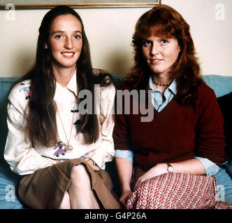 Une photo de fichier de bibliothèque tirée de l'album de la famille Ferguson de Sarah Ferguson, The Duchess of York (L) avec sa sœur Jane dans leur maison de famille Dummer Down House. Banque D'Images