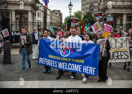 Londres, Royaume-Uni. 18 Juin, 2016. Les militants du convoi à Calais, un convoi de plus de 200 véhicules transportant de l'aide humanitaire aux réfugiés vivant dans le camp de réfugiés de Calais, manifestation devant l'ambassade de France après s'être vu refuser l'entrée en France par les autorités françaises. Credit : Mark Kerrison/Alamy Live News Banque D'Images