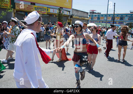 New York, USA. 18 juin 2016. Danseurs habiles ont attiré l'attention des spectateurs. Des milliers regardé le Coney Island Mermaid Parade vent à travers la promenade et l'Avenue de Surf. Credit : M. Stan Reaves/Alamy Live News Banque D'Images