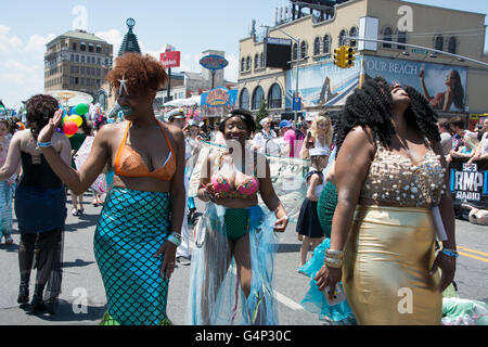 New York, USA. 18 juin 2016. Costumes frappants eu beaucoup de l'attention. Des milliers regardé le Coney Island Mermaid Parade vent à travers la promenade et l'Avenue de Surf. Credit : M. Stan Reaves/Alamy Live News Banque D'Images