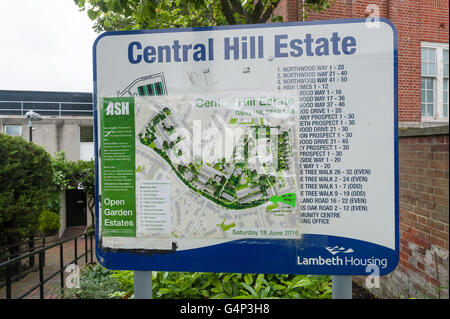 Londres, Royaume-Uni. 18 juin 2016. L'Open Garden Estates l'avis de l'événement central Hill Estate. Aujourd'hui, le conseil estates sur Londres sous la menace de démolition par les politiques du logement, les programmes de régénération du conseil et des promoteurs immobiliers se félicite de visiteurs d'événements journée portes ouvertes dans le cadre de l'initiative Open Garden Estates par les architectes pour le logement social. Crédit : Peter Marshall/Alamy Live News Banque D'Images