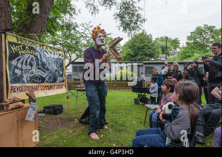 Londres, Royaume-Uni. 18 juin 2016. Aujourd'hui, le conseil estates sur Londres sous la menace de démolition par les politiques du logement, les programmes de régénération du conseil et des promoteurs immobiliers se félicite de visiteurs d'événements journée portes ouvertes dans le cadre de l'initiative Open Garden Estates par les architectes pour le logement social. Crédit : Peter Marshall/Alamy Live News Banque D'Images