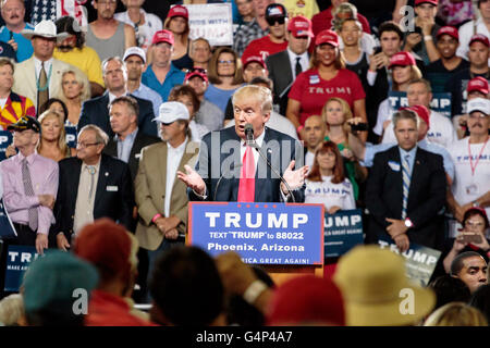 Phoenix, Arizona, USA. 18 Juin, 2016. Donald J. Trump prend la parole à un rassemblement électoral à Veterans Memorial Coliseum dans le centre de Phoenix. C'était la quatrième apparition d'atout en Arizona au cours de sa campagne présidentielle de 2016. Crédit : Jennifer Mack/Alamy Live News Banque D'Images