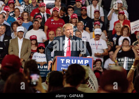 Phoenix, Arizona, USA. 18 Juin, 2016. Donald J. Trump prend la parole à un rassemblement électoral à Veterans Memorial Coliseum dans le centre de Phoenix. C'était la quatrième apparition d'atout en Arizona au cours de sa campagne présidentielle de 2016. Crédit : Jennifer Mack/Alamy Live News Banque D'Images