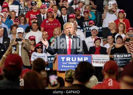 Phoenix, Arizona, USA. 18 Juin, 2016. Donald J. Trump prend la parole à un rassemblement électoral à Veterans Memorial Coliseum dans le centre de Phoenix. C'était la quatrième apparition d'atout en Arizona au cours de sa campagne présidentielle de 2016. Crédit : Jennifer Mack/Alamy Live News Banque D'Images