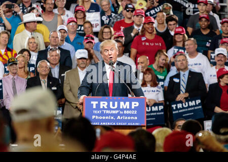 Phoenix, Arizona, USA. 18 Juin, 2016. Donald J. Trump prend la parole à un rassemblement électoral à Veterans Memorial Coliseum dans le centre de Phoenix. C'était la quatrième apparition d'atout en Arizona au cours de sa campagne présidentielle de 2016. Crédit : Jennifer Mack/Alamy Live News Banque D'Images