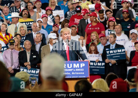 Phoenix, Arizona, USA. 18 Juin, 2016. Donald J. Trump prend la parole à un rassemblement électoral à Veterans Memorial Coliseum dans le centre de Phoenix. C'était la quatrième apparition d'atout en Arizona au cours de sa campagne présidentielle de 2016. Crédit : Jennifer Mack/Alamy Live News Banque D'Images