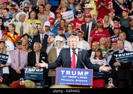 Phoenix, Arizona, USA. 18 Juin, 2016. Donald J. Trump prend la parole à un rassemblement électoral à Veterans Memorial Coliseum dans le centre de Phoenix. C'était la quatrième apparition d'atout en Arizona au cours de sa campagne présidentielle de 2016. Crédit : Jennifer Mack/Alamy Live News Banque D'Images