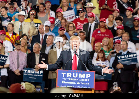 Phoenix, Arizona, USA. 18 Juin, 2016. Donald J. Trump prend la parole à un rassemblement électoral à Veterans Memorial Coliseum dans le centre de Phoenix. C'était la quatrième apparition d'atout en Arizona au cours de sa campagne présidentielle de 2016. Crédit : Jennifer Mack/Alamy Live News Banque D'Images