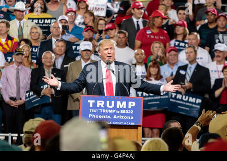 Phoenix, Arizona, USA. 18 Juin, 2016. Donald J. Trump prend la parole à un rassemblement électoral à Veterans Memorial Coliseum dans le centre de Phoenix. C'était la quatrième apparition d'atout en Arizona au cours de sa campagne présidentielle de 2016. Crédit : Jennifer Mack/Alamy Live News Banque D'Images