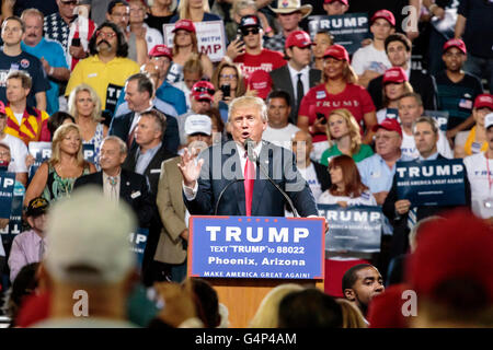 Phoenix, Arizona, USA. 18 Juin, 2016. Donald J. Trump prend la parole à un rassemblement électoral à Veterans Memorial Coliseum dans le centre de Phoenix. C'était la quatrième apparition d'atout en Arizona au cours de sa campagne présidentielle de 2016. Crédit : Jennifer Mack/Alamy Live News Banque D'Images