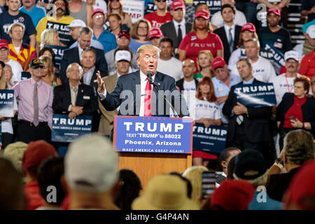 Phoenix, Arizona, USA. 18 Juin, 2016. Donald J. Trump prend la parole à un rassemblement électoral à Veterans Memorial Coliseum dans le centre de Phoenix. C'était la quatrième apparition d'atout en Arizona au cours de sa campagne présidentielle de 2016. Crédit : Jennifer Mack/Alamy Live News Banque D'Images