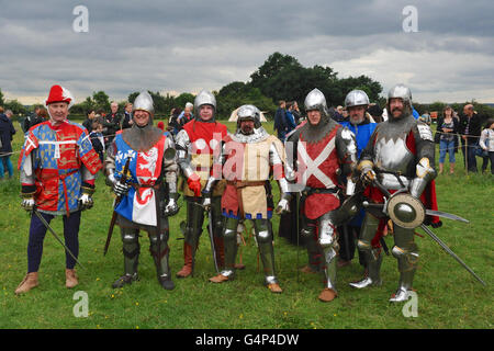 Greenwich, London, UK. 18 Juin, 2016. De reconstitution historique médiévale habillés comme des hommes d'armes au cours d'une reconstitution à Greenwich, London, UK. Le 'grand médiévaux de chevaliers" a été organisée à l'Eltham Palace, un bien du patrimoine mondial qui a été la résidence du Roi Henry VIII comme un enfant. L'événement vise à donner un aperçu de la vie au palais pendant la période médiévale. Crédit : Michael Preston/Alamy Live News Banque D'Images