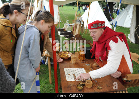 Greenwich, London, UK. 18 Juin, 2016. A la reconstitution médiévale en costume comme un prêteur d'argent à un concours medieval jousting dans Greenwich, London, UK. Le 'grand médiévaux de chevaliers" a été organisée à l'Eltham Palace, un bien du patrimoine mondial qui a été la résidence du Roi Henry VIII comme un enfant. L'événement vise à donner un aperçu de la vie au palais pendant la période médiévale. Crédit : Michael Preston/Alamy Live News Banque D'Images