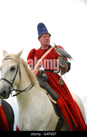 Greenwich, London, UK. 18 Juin, 2016. A la reconstitution médiévale en costume tenant un faucon Peregrin lors d'une démonstration de fauconnerie au medieval jousting la concurrence dans Greenwich, London, UK. Le 'grand médiévaux de chevaliers" a été organisée à l'Eltham Palace, un bien du patrimoine mondial qui a été la résidence du Roi Henry VIII comme un enfant. L'événement vise à donner un aperçu de la vie au palais pendant la période médiévale. Crédit : Michael Preston/Alamy Live News Banque D'Images