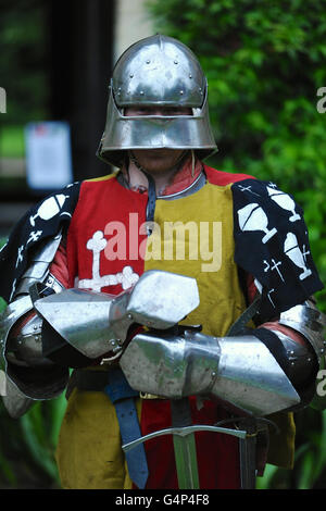 Greenwich, London, UK. 18 Juin, 2016. A la reconstitution médiévale habillé comme un homme d'armes médiévales au cours d'une reconstitution à Greenwich, London, UK. Le 'grand médiévaux de chevaliers" a été organisée à l'Eltham Palace, un bien du patrimoine mondial qui a été la résidence du Roi Henry VIII comme un enfant. L'événement vise à donner un aperçu de la vie au palais pendant la période médiévale. Crédit : Michael Preston/Alamy Live News Banque D'Images