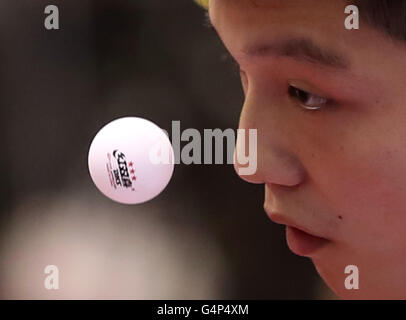 Samedi. 18 Juin, 2016. 18 juin 2016, Tokyo, Japon - Ventilateur Zhendong de Chine les yeux sur la balle à la livraison du service contre France's Simon Gauzy lors de l'épreuve quart-de-finale du tournoi de tennis de table ouvert au Japon à Tokyo le samedi, Juin 18, 2016. Défait 4-1. vaporeuse du ventilateur © Yoshio Tsunoda/AFLO/Alamy Live News Banque D'Images