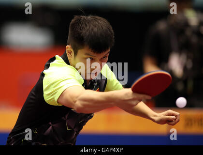Samedi. 18 Juin, 2016. 18 juin 2016, Tokyo, Japon - Ventilateur Zhendong de Chine renvoie la balle contre France's Simon Gauzy lors de l'épreuve quart-de-finale du tournoi de tennis de table ouvert au Japon à Tokyo le samedi, Juin 18, 2016. Défait 4-1. vaporeuse du ventilateur © Yoshio Tsunoda/AFLO/Alamy Live News Banque D'Images