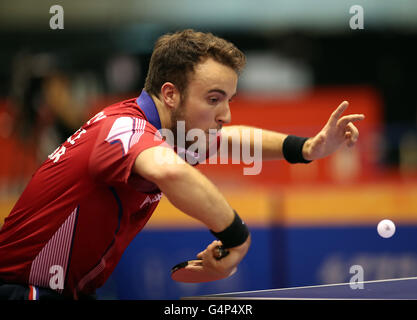 Samedi. 18 Juin, 2016. 18 juin 2016, Tokyo, Japon - Simon Gauzy de France renvoie la balle contre la Chine's Fan Zhendong pendant le quart de finale des hommes de l'Open du Japon à Tokyo, tournoi de tennis de table le Samedi 18 Juin, 2016. Gauzy ventilateur a été battu par 1 à 4. © Yoshio Tsunoda/AFLO/Alamy Live News Banque D'Images