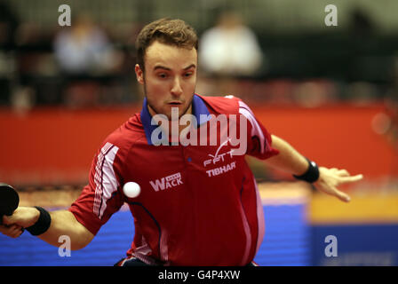 18 juin 2016, Tokyo, Japon - Simon Gauzy de France renvoie la balle contre la Chine's Fan Zhendong pendant le quart de finale des hommes de l'Open du Japon à Tokyo, tournoi de tennis de table le Samedi 18 Juin, 2016. Gauzy ventilateur a été battu par 1 à 4. (Photo par Yoshio Tsunoda/AFLO) LWX -CDA -- Banque D'Images