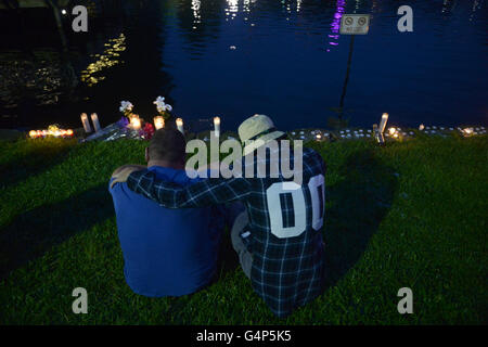 Beijing, USA. 12 Juin, 2016. Les gens pleurent les victimes de la prise de masse au cours d'une veillée dans un parc à Orlando, aux États-Unis, le 12 juin 2016. © Yin Bogu/Xinhua/Alamy Live News Banque D'Images