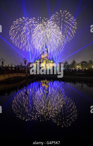 Beijing, Chine. 16 Juin, 2016. Feux d'artifice illuminent le ciel lors d'un spectacle de feux d'artifice au Shanghai Disney Resort pour son ouverture officielle, à Shanghai, la Chine orientale, le 16 juin 2016. © Zheng Xianzhang/Xinhua/Alamy Live News Banque D'Images