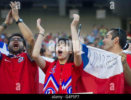 Santa Clara, USA. 18 Juin, 2016. Fans de chili cheer avant le match contre le Mexique de quart de finale de la Copa America 2016 Tournoi de soccer au Stade de Levi's à Santa Clara, Californie, États-Unis, le 18 juin 2016. Le Chili a gagné 7-0. Crédit : Yang Lei/Xinhua/Alamy Live News Banque D'Images