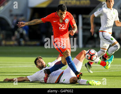 Santa Clara, USA. 18 Juin, 2016. Edson Puch du Chili est abordé par Nestor Araujo du Mexique au cours de match quart de leur Copa America 2016 Tournoi de soccer au Stade de Levi's à Santa Clara, Californie, États-Unis, le 18 juin 2016. Le Chili a gagné 7-0. Credit : Zhao Hanrong/Xinhua/Alamy Live News Banque D'Images