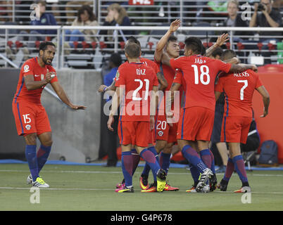 Los Angeles, Californie, USA. 18 Juin, 2016. Chili célèbrent leur but dans le match de football de la Copa America entre le Mexique et le Chili à la Levi's Stadium à Santa Clara, Californie, 18 juin 2016. Le Chili a gagné 7-0. Ringo : crédit Chiu/ZUMA/Alamy Fil Live News Banque D'Images