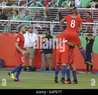 Los Angeles, Californie, USA. 18 Juin, 2016. Chili célèbrent leur but dans le match de football de la Copa America entre le Mexique et le Chili à la Levi's Stadium à Santa Clara, Californie, 18 juin 2016. Le Chili a gagné 7-0. Ringo : crédit Chiu/ZUMA/Alamy Fil Live News Banque D'Images