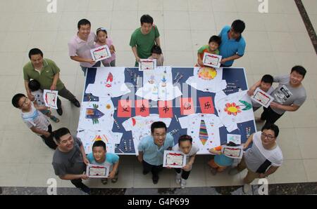 Hefei, Chine, Anhui Province. 19 Juin, 2016. Les enfants et leur père assister à un événement pour faire des T-shirts pour célébrer la Fête des pères, qui tombe le troisième dimanche de juin, à Hefei, Chine de l'est l'Anhui Province, le 19 juin 2016. © Chen Sanhu/Xinhua/Alamy Live News Banque D'Images