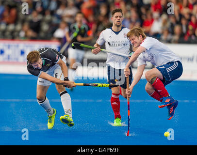 Londres, ANGLETERRE - 17 juin 2016 : Ashley Jackson de Grande-Bretagne (à droite) et Martin (à gauche) de Han'Allemagne en action pendant la finale de hockey Champions trophy Mens entre le jeu de Grande-Bretagne contre l'Allemagne au Queen Elizabeth Olympic Park de Londres. Banque D'Images