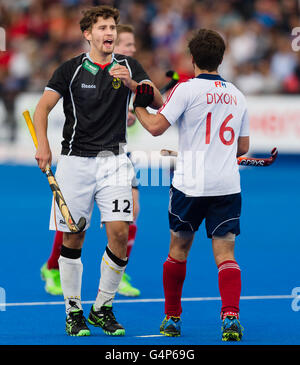 Londres, ANGLETERRE - 17 juin 2016 : Adam Dixon (droite) de Grande-Bretagne et d'Allemagne sont Herzbruch Timm de parler les uns aux autres au cours de l'Trophée des champions de hockey Mens finale entre la Grande-Bretagne et l'Allemagne au Queen Elizabeth Olympic Park de Londres. Banque D'Images