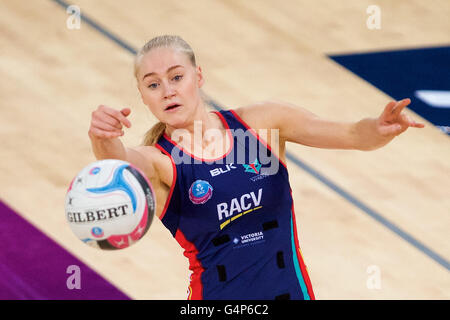 Melbourne, Victoria, Australie. 19 Juin, 2016. JOANNA WESTON du Melbourne Vixens passe le ballon à cour au cours de l'ANZ 2016 Championnats du netball entre Melbourne Vixens et la côte ouest de la fièvre. © Tom Griffiths/ZUMA/Alamy Fil Live News Banque D'Images