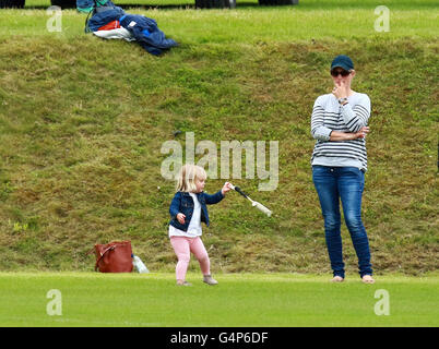 Zara Tindall et Mia . . Tetbury Gloucestershire . . 18.06.2016 Mia Tindall (2) joue avec un bâton de polo et la balle près de sa mère Zara Tindall (Philips), petite-fille aînée de Sa Majesté la Reine Elizabeth II. Son oncle, le Prince William, duc de Cambridge, joué polo, et son oncle, le prince Harry (Pays de Galles), soutenu son frère. Crédit : Paul Marriott/Alamy Live News Banque D'Images