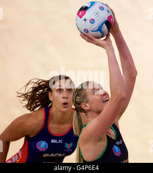 Melbourne, Victoria, Australie. 19 Juin, 2016. CAITLIN BASSET de la côte ouest africaine pousses pour but durant le championnat 2016 Netball ANZ entre Melbourne Vixens et la côte ouest de la fièvre. © Tom Griffiths/ZUMA/Alamy Fil Live News Banque D'Images