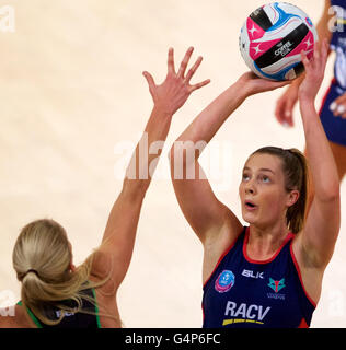 Melbourne, Victoria, Australie. 19 Juin, 2016. ALICE TEAGUE-NEELD du Melbourne Vixens pousses pour but durant le championnat 2016 Netball ANZ entre Melbourne Vixens et la côte ouest de la fièvre. © Tom Griffiths/ZUMA/Alamy Fil Live News Banque D'Images