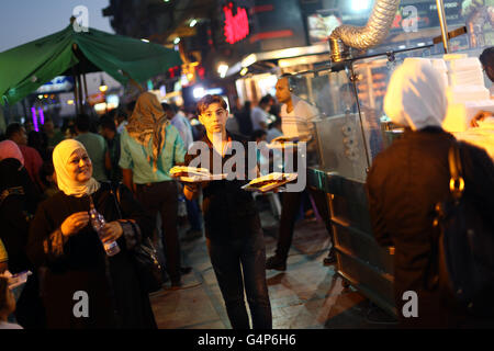 Le Caire, Égypte. 18 Juin, 2016. Un restaurant syrien du personnel de travail offre de nourriture repas iftar mangés par les musulmans à rompre leur jeûne après le coucher du soleil chaque jour pendant le mois sacré du Ramadan, dans la "rue de l'yrian' la ville du 6 octobre, l'Egypte, le 18 juin 2016. © Ahmed Gomaa/Xinhua/Alamy Live News Banque D'Images