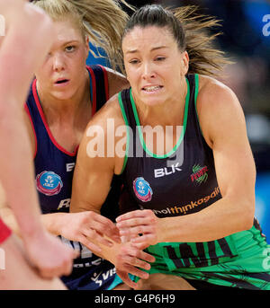 Melbourne, Victoria, Australie. 19 Juin, 2016. SIMMONS Verity de la côte ouest africaine se concentre sur jouer au cours de l'ANZ 2016 Championnats du netball entre Melbourne Vixens et la côte ouest de la fièvre. © Tom Griffiths/ZUMA/Alamy Fil Live News Banque D'Images