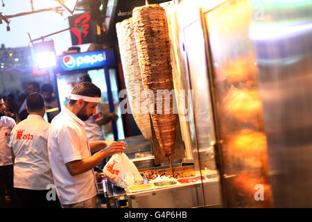 Le Caire, Égypte. 18 Juin, 2016. Un restaurant syrien travaillant pour le personnel prépare le repas iftar mangés par les musulmans à rompre leur jeûne après le coucher du soleil chaque jour pendant le mois sacré du Ramadan, dans la "rue de l'yrian' la ville du 6 octobre, l'Egypte, le 18 juin 2016. © Ahmed Gomaa/Xinhua/Alamy Live News Banque D'Images