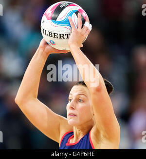 Melbourne, Victoria, Australie. 19 Juin, 2016. MADI ROBINSON du Melbourne Vixens attend de passer la balle vers le bas au cours de la cour 2016 Championnats du netball ANZ entre Melbourne Vixens et la côte ouest de la fièvre. © Tom Griffiths/ZUMA/Alamy Fil Live News Banque D'Images