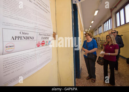 Turin, Italie. 19 Juin, 2016. Les gens d'aller au bureau de vote pour voter le June 19,2016 à Turin, Italie : Noir Crédit Mail Press/Alamy Live News Banque D'Images