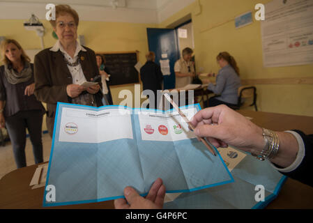 Turin, Italie. 19 Juin, 2016. Les gens d'aller au bureau de vote pour voter le June 19,2016 à Turin, Italie : Noir Crédit Mail Press/Alamy Live News Banque D'Images