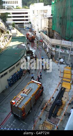 Hong Kong, Chine, Hong Kong. 19 Juin, 2016. Les pompiers travaillent à une scène d'incendie à Wan Chai, Hong Kong, Chine du sud, le 19 juin 2016. Un incendie éclate dans un hôtel en construction à Wan Chai dimanche. Aucune victime n'ont été signalés pour le moment. Credit : Yan Hao/Xinhua/Alamy Live News Banque D'Images