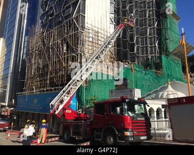 Hong Kong, Chine, Hong Kong. 19 Juin, 2016. Les pompiers travaillent à une scène d'incendie à Wan Chai, Hong Kong, Chine du sud, le 19 juin 2016. Un incendie éclate dans un hôtel en construction à Wan Chai dimanche. Aucune victime n'ont été signalés pour le moment. Credit : Qin Qing/Xinhua/Alamy Live News Banque D'Images