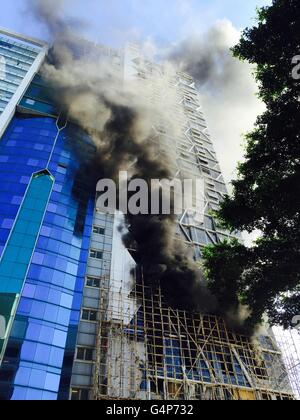 Hong Kong. 19 Juin, 2016. Photo prise le 19 juin 2016 montre une scène d'incendie à Wan Chai, Hong Kong de Chine du sud. Un incendie éclate dans un hôtel en construction à Wan Chai dimanche. Aucune victime n'ont été signalés pour le moment. Credit : Ning Liu/Xinhua/Alamy Live News Banque D'Images