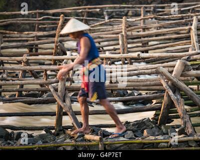 19 juin 2016 - Don Khone, Champassak, Laos - Un pêcheur promenades le long du côté de l'un de ses pièges à poissons à Khon Pa Soi Cascades, sur le côté est de Don Khon. C'est le plus petit des deux chutes d'eau en Don Khon. Les pêcheurs ont construit un système complexe de ponts de cordes au-dessus des chutes qu'ils utilisent pour se rendre à l'pièges à poissons. Les pêcheurs de la région sont aux prises avec une baisse des rendements et les petits poissons, qui menaçaient leur mode de vie. Le Mékong est l'un des plus riches et productifs fleuves sur Terre. C'est un haut lieu mondial pour les poissons d'eau douce : plus de 1 000 espèces ont été enregistrées Banque D'Images